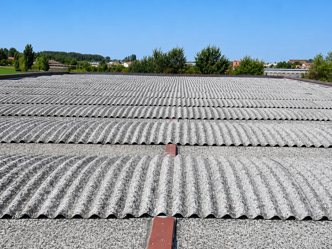 Lastre ondulate in cemento-amianto deteriorate su capannone industriale