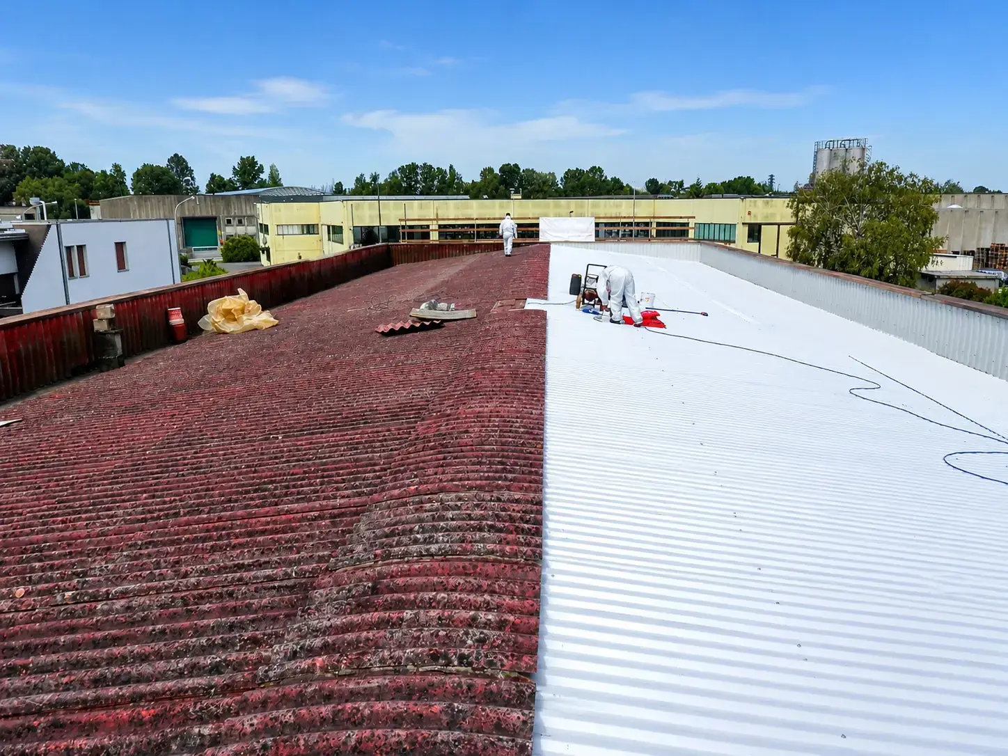 Fase di rimozione della vecchia copertura in amianto e posa della nuova copertura sul capannone Delmachem a Bassano del Grappa ( Vicenza )