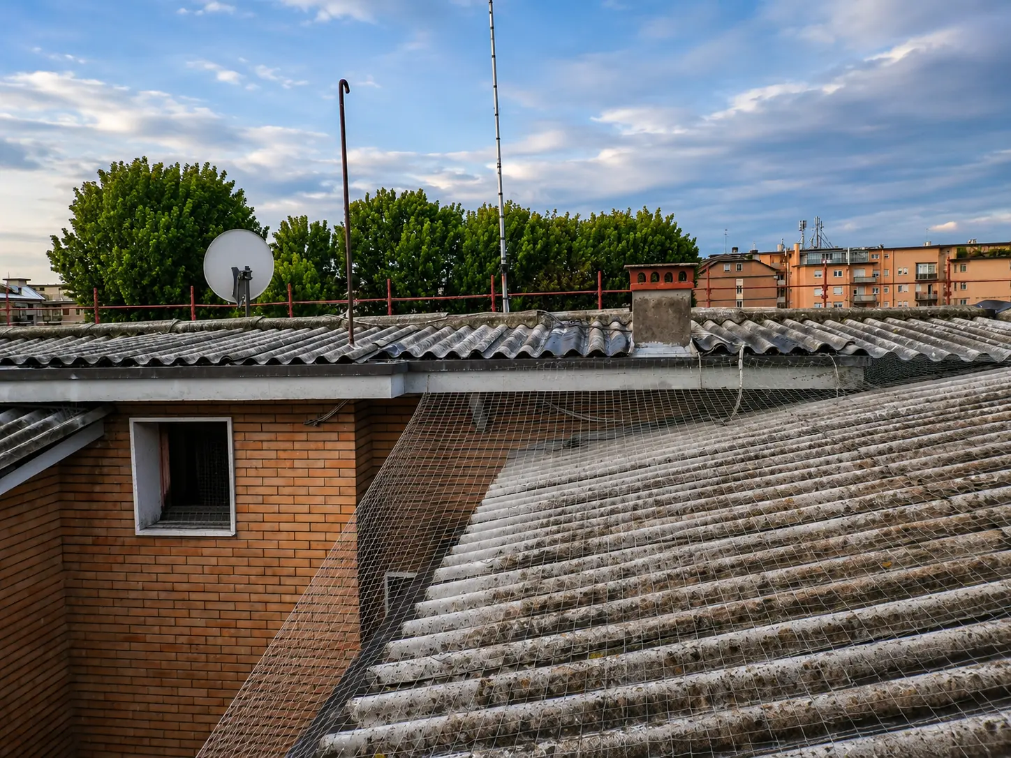 Tetto civile in amianto prima del rifacimento eseguito da R.B. s.n.c. a Mestre ( Venezia )