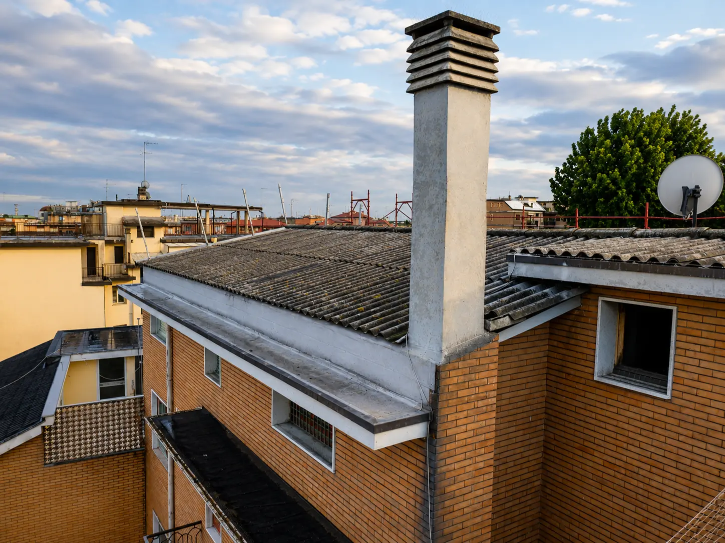 Vista del tetto in amianto da rimuovere su edificio residenziale a Mestre ( Venezia )