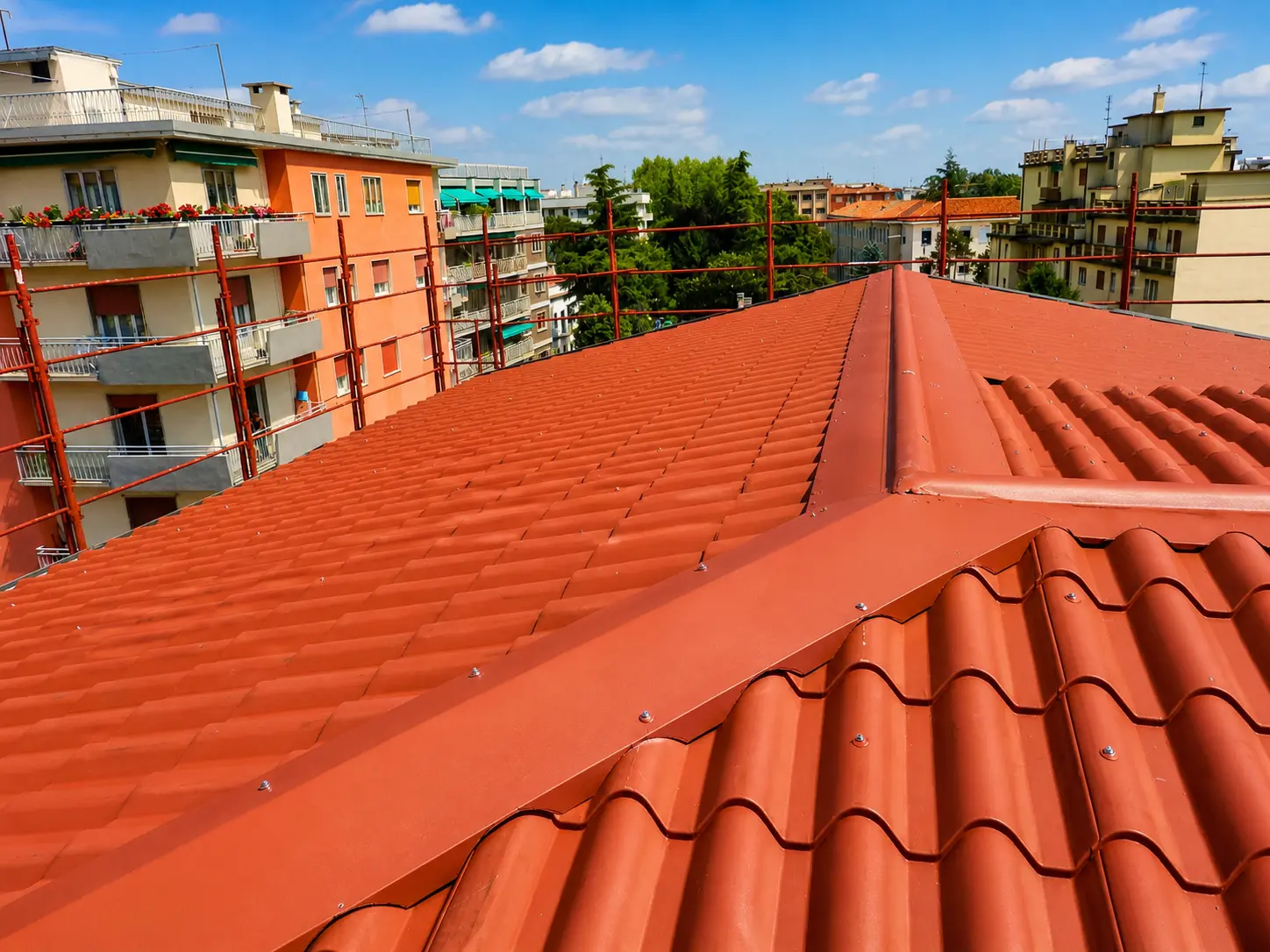 Vista panoramica del tetto civile completato con tegole nuove a Mestre ( Venezia )